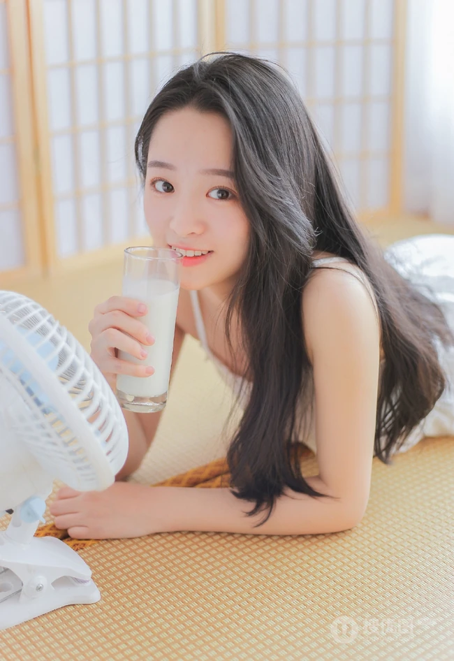 喝牛奶的温柔可人长发气质女生肩带白裙室内榻榻米写真图片