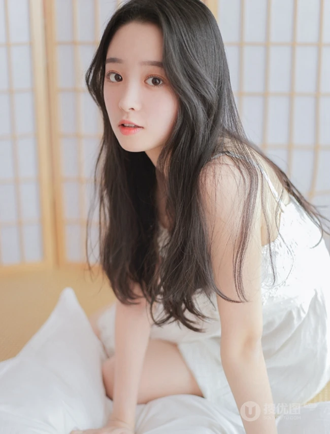 喝牛奶的温柔可人长发气质女生肩带白裙室内榻榻米写真图片