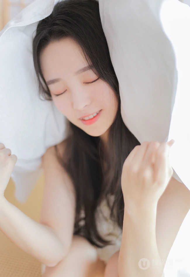 喝牛奶的温柔可人长发气质女生肩带白裙室内榻榻米写真图片