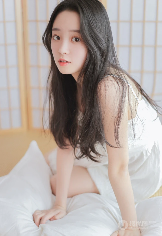 喝牛奶的温柔可人长发气质女生肩带白裙室内榻榻米写真图片