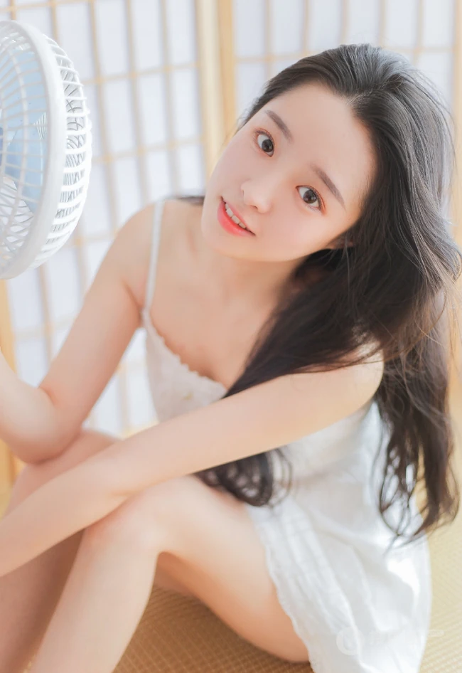 喝牛奶的温柔可人长发气质女生肩带白裙室内榻榻米写真图片
