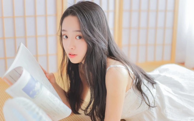 喝牛奶的温柔可人长发气质女生肩带白裙室内榻榻米写真图片