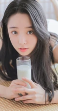 喝牛奶的温柔可人长发气质女生肩带白裙室内榻榻米写真图片