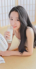 喝牛奶的温柔可人长发气质女生肩带白裙室内榻榻米写真图片