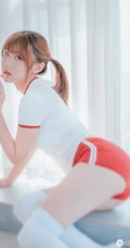 双马尾可爱白皙女生少女居家美照，着红白相间体操运动服清新调皮
