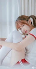 双马尾可爱白皙女生少女居家美照，着红白相间体操运动服清新调皮
