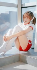 双马尾可爱白皙女生少女居家美照，着红白相间体操运动服清新调皮