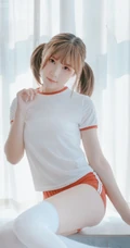 双马尾可爱白皙女生少女居家美照，着红白相间体操运动服清新调皮