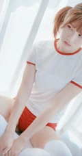 双马尾可爱白皙女生少女居家美照，着红白相间体操运动服清新调皮