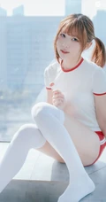 双马尾可爱白皙女生少女居家美照，着红白相间体操运动服清新调皮