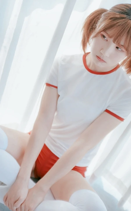 双马尾可爱白皙女生少女居家美照，着红白相间体操运动服清新调皮