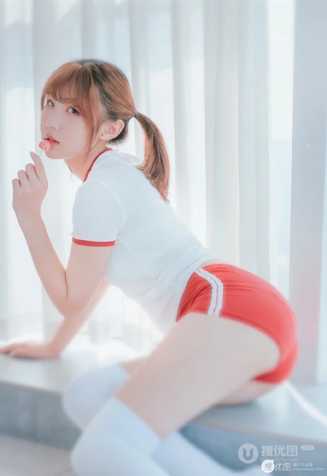 双马尾可爱白皙女生少女居家美照，着红白相间体操运动服清新调皮