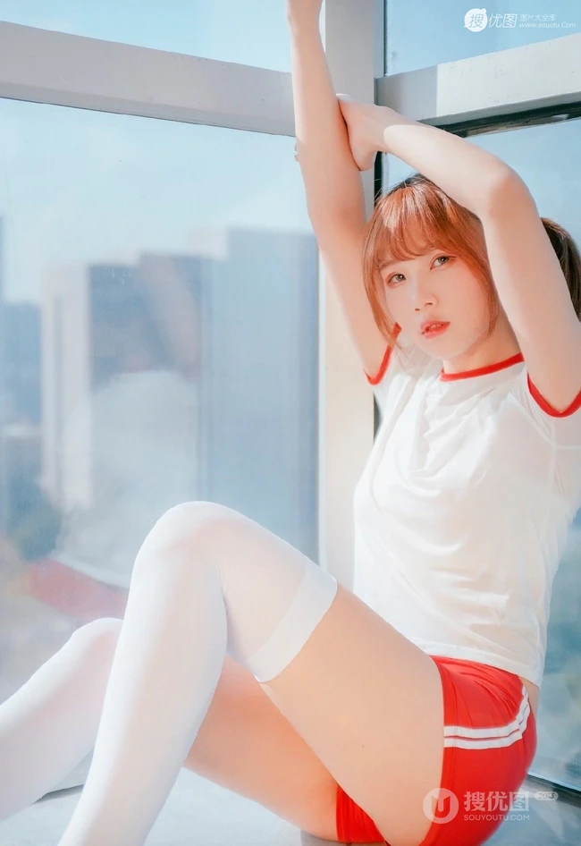 双马尾可爱白皙女生少女居家美照，着红白相间体操运动服清新调皮