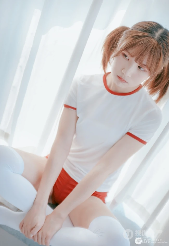 双马尾可爱白皙女生少女居家美照，着红白相间体操运动服清新调皮