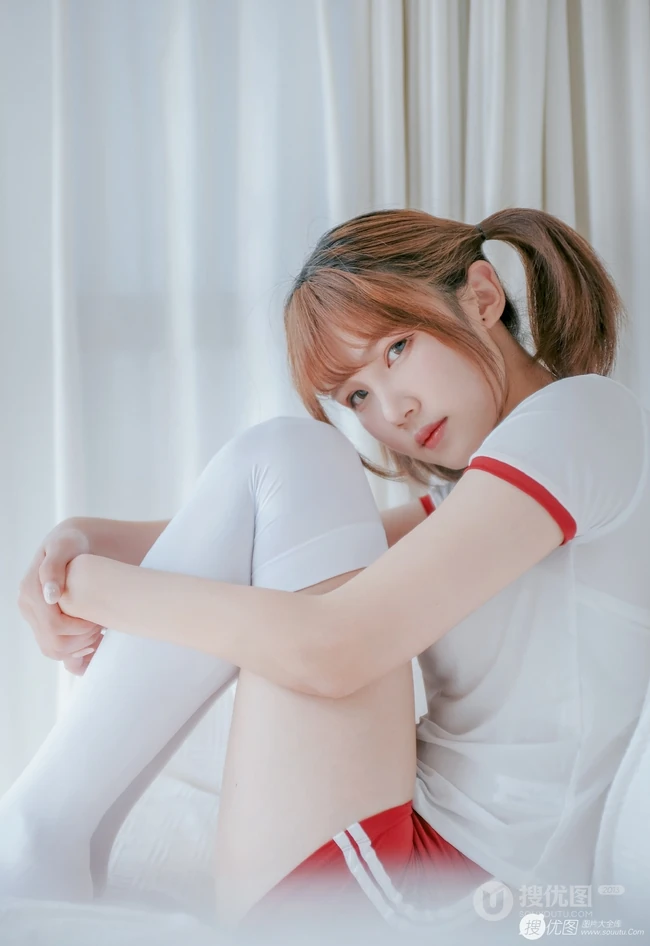 双马尾可爱白皙女生少女居家美照，着红白相间体操运动服清新调皮