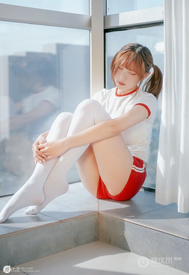 双马尾可爱白皙女生少女居家美照，着红白相间体操运动服清新调皮