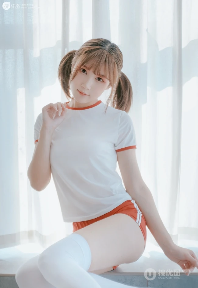 双马尾可爱白皙女生少女居家美照，着红白相间体操运动服清新调皮