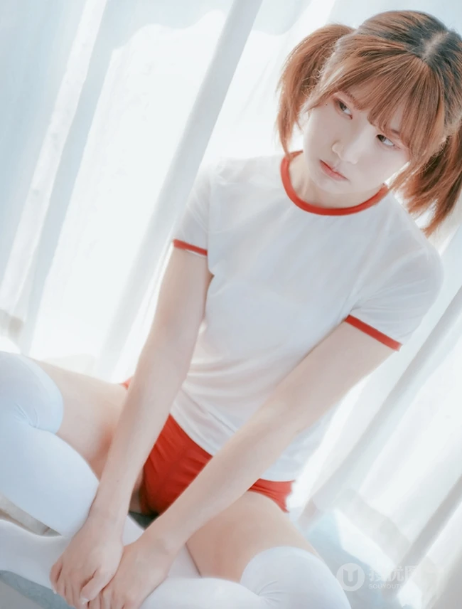 双马尾可爱白皙女生少女居家美照，着红白相间体操运动服清新调皮