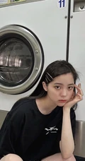 欧阳娜娜黑色居家休闲装自拍美照，洗衣房前俏皮又可爱