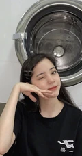 欧阳娜娜黑色居家休闲装自拍美照，洗衣房前俏皮又可爱