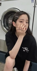 欧阳娜娜黑色居家休闲装自拍美照，洗衣房前俏皮又可爱