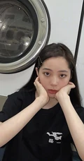 欧阳娜娜黑色居家休闲装自拍美照，洗衣房前俏皮又可爱