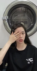 欧阳娜娜黑色居家休闲装自拍美照，洗衣房前俏皮又可爱