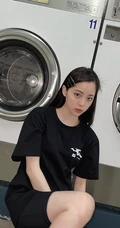 欧阳娜娜黑色居家休闲装自拍美照，洗衣房前俏皮又可爱