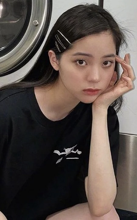 欧阳娜娜黑色居家休闲装自拍美照，洗衣房前俏皮又可爱