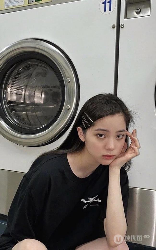 欧阳娜娜黑色居家休闲装自拍美照，洗衣房前俏皮又可爱