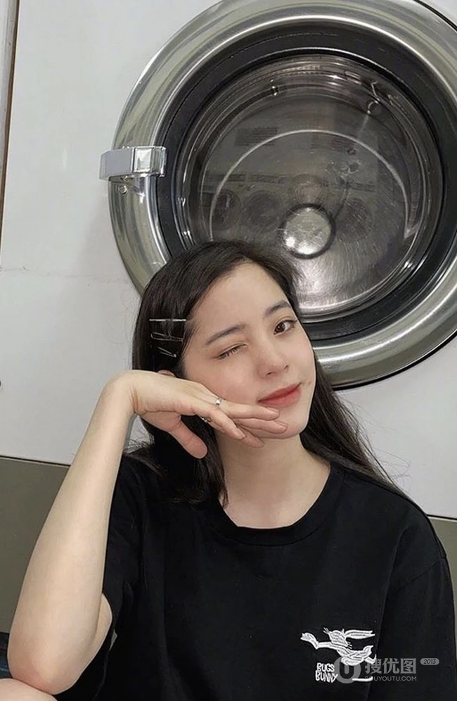 欧阳娜娜黑色居家休闲装自拍美照，洗衣房前俏皮又可爱