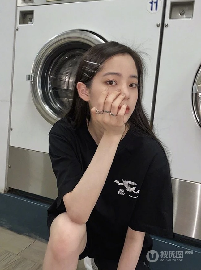 欧阳娜娜黑色居家休闲装自拍美照，洗衣房前俏皮又可爱