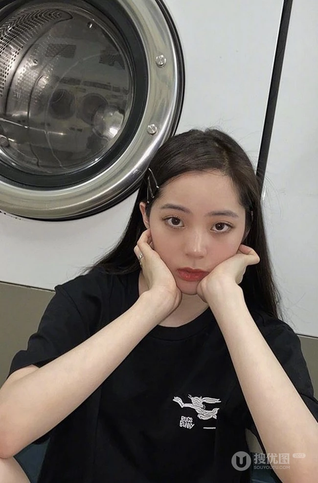 欧阳娜娜黑色居家休闲装自拍美照，洗衣房前俏皮又可爱