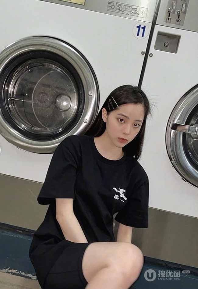欧阳娜娜黑色居家休闲装自拍美照，洗衣房前俏皮又可爱