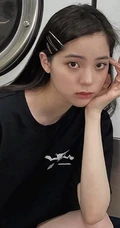 欧阳娜娜黑色居家休闲装自拍美照，洗衣房前俏皮又可爱