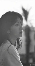 谭松韵微博晒九宫格生活近照，有黑白，有复古，唯美恬静
