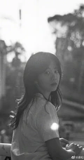 谭松韵微博晒九宫格生活近照，有黑白，有复古，唯美恬静