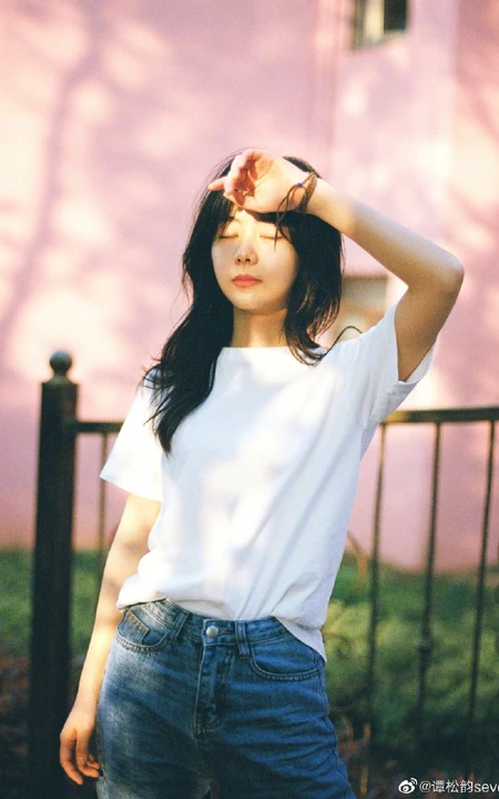 谭松韵微博晒九宫格生活近照，有黑白，有复古，唯美恬静