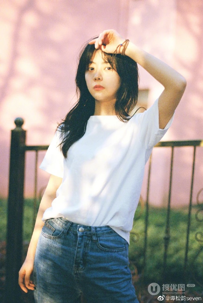 谭松韵微博晒九宫格生活近照，有黑白，有复古，唯美恬静
