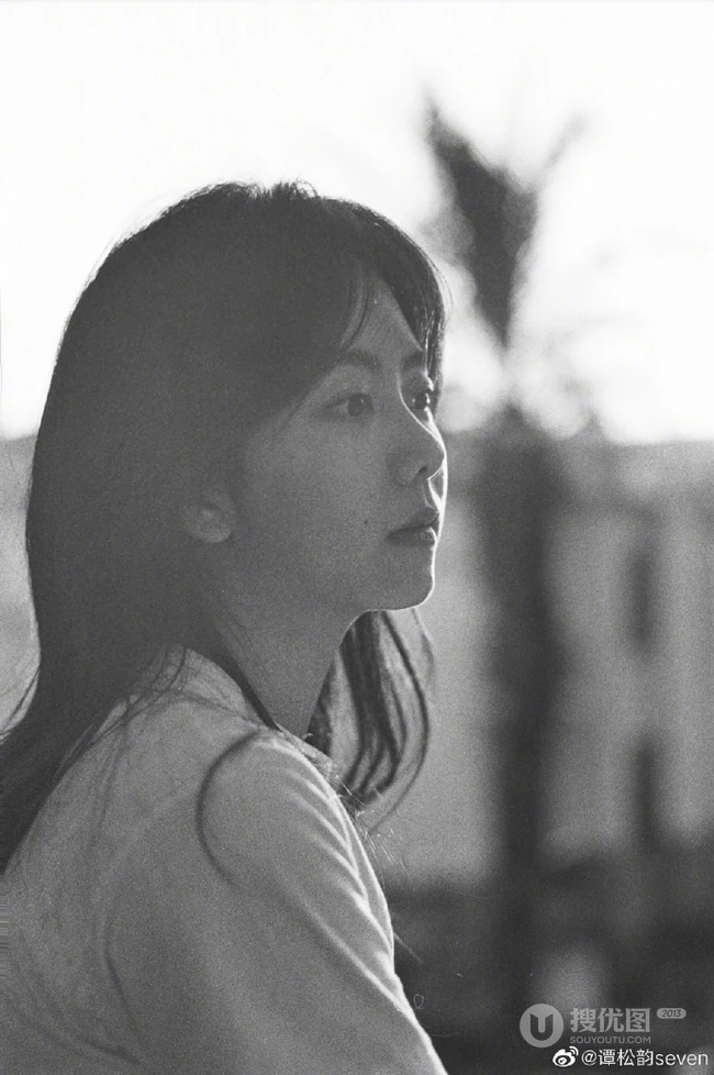 谭松韵微博晒九宫格生活近照，有黑白，有复古，唯美恬静