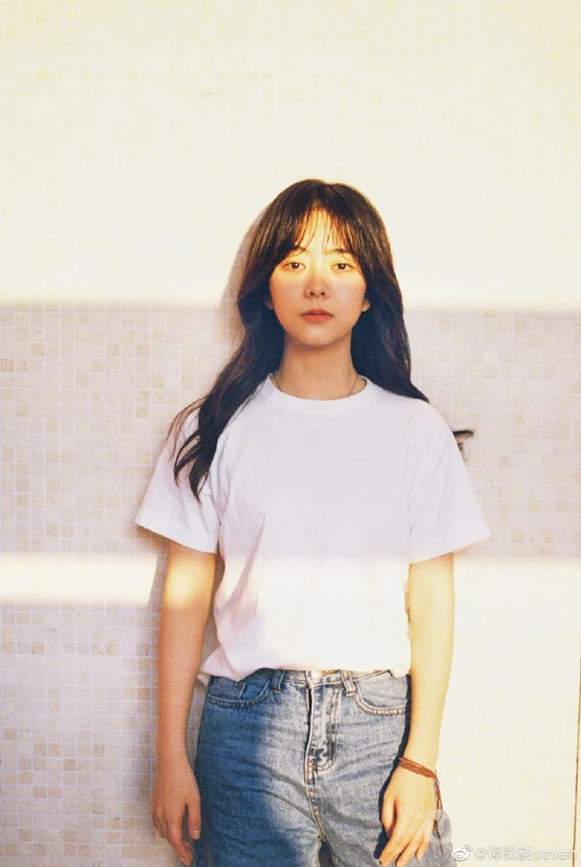 谭松韵微博晒九宫格生活近照，有黑白，有复古，唯美恬静