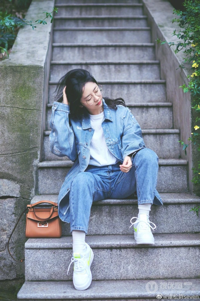 谭松韵微博晒九宫格生活近照，有黑白，有复古，唯美恬静
