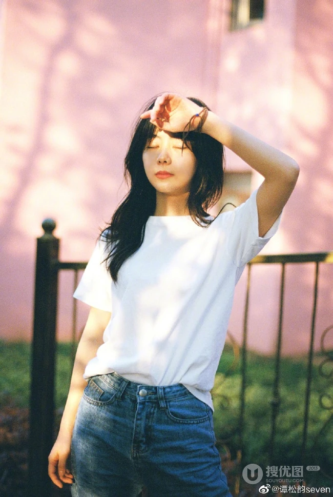 谭松韵微博晒九宫格生活近照，有黑白，有复古，唯美恬静