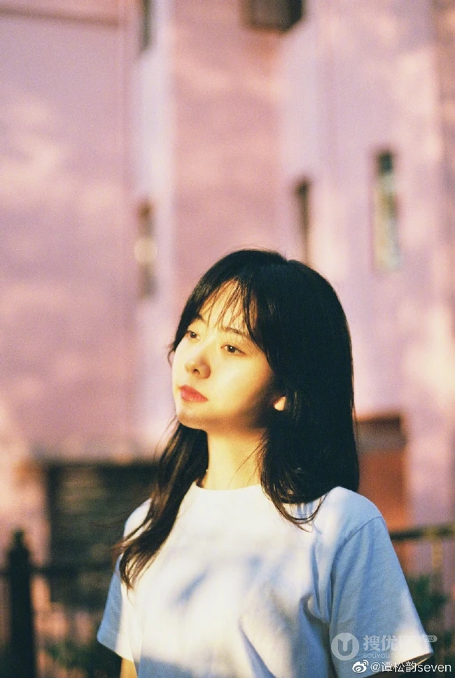 谭松韵微博晒九宫格生活近照，有黑白，有复古，唯美恬静