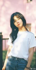 谭松韵微博晒九宫格生活近照，有黑白，有复古，唯美恬静