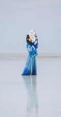 一束蓝衣手打油纸伞湖边静坐的古风美女手机壁纸