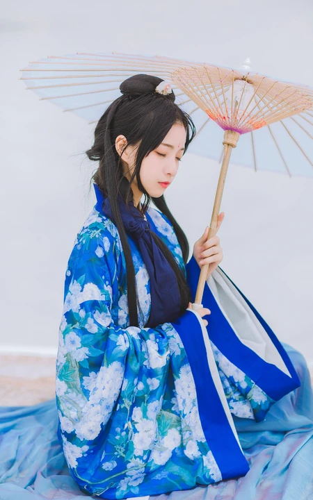 一束蓝衣手打油纸伞湖边静坐的古风美女手机壁纸