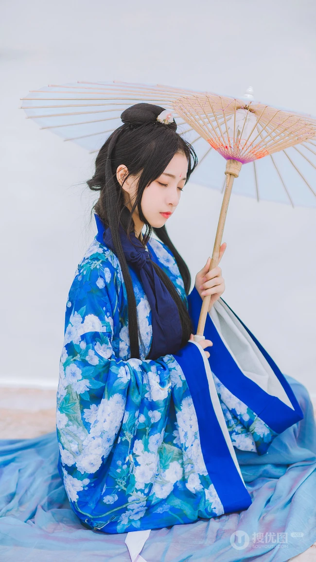 一束蓝衣手打油纸伞湖边静坐的古风美女手机壁纸