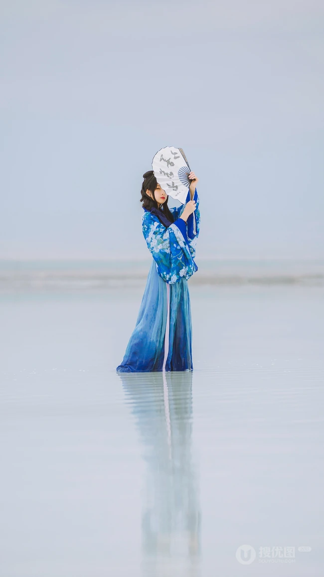 一束蓝衣手打油纸伞湖边静坐的古风美女手机壁纸