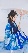 一束蓝衣手打油纸伞湖边静坐的古风美女手机壁纸